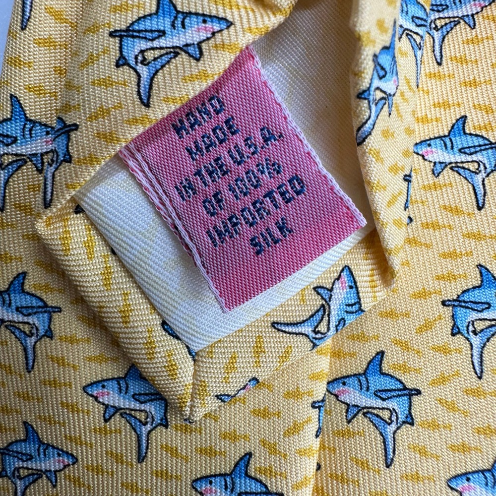 Vineyard Vines Shep Ian Mens Silk Tie Yellow Shark Print XL 62in Novelty - Picture 2 of 8